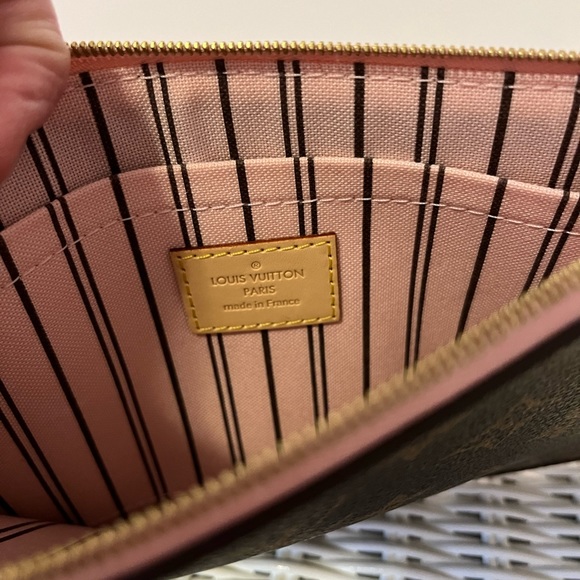 SOLD Louis Vuitton Neverfull Monogram Pochette with Rose Ballerine interior. - Picture 3 of 9